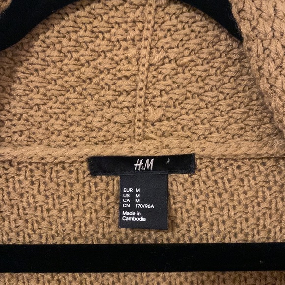 H&M sweater vest. Size Medium. Never been worn. In perfect condition - Picture 2 of 4